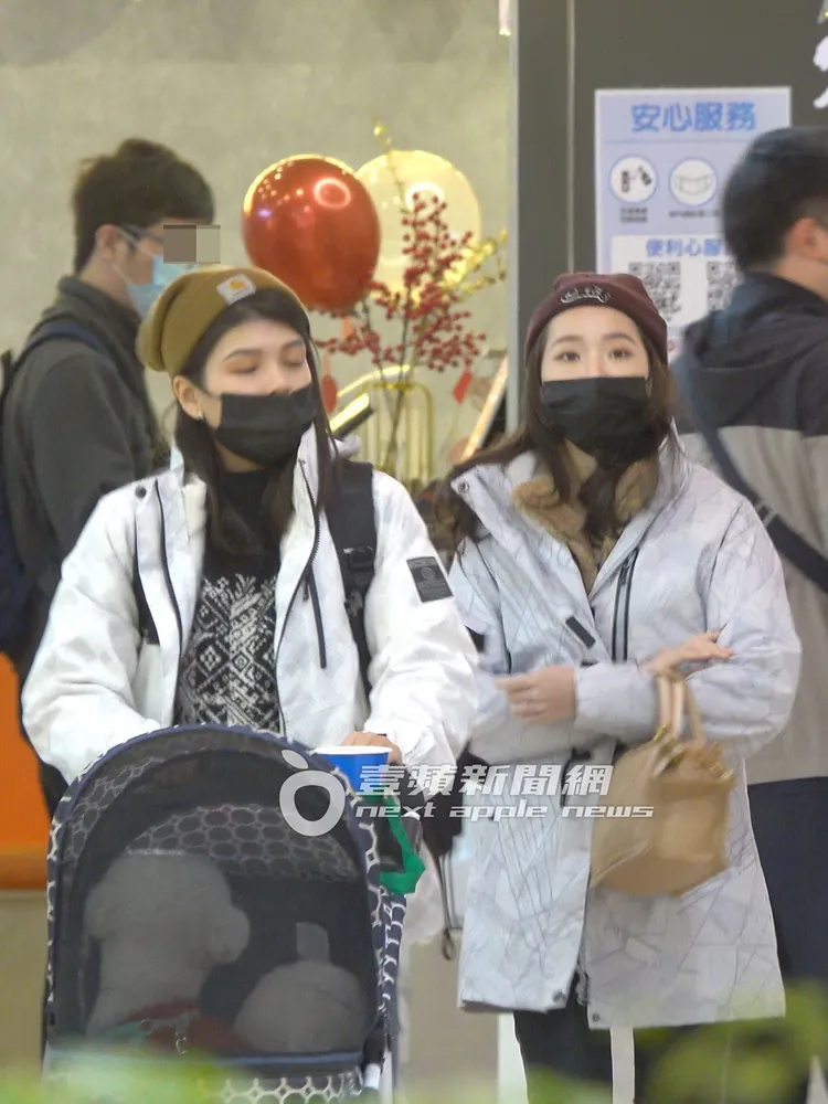 紫渝(右)與助理在美食街吃飽飯。特勤中心攝