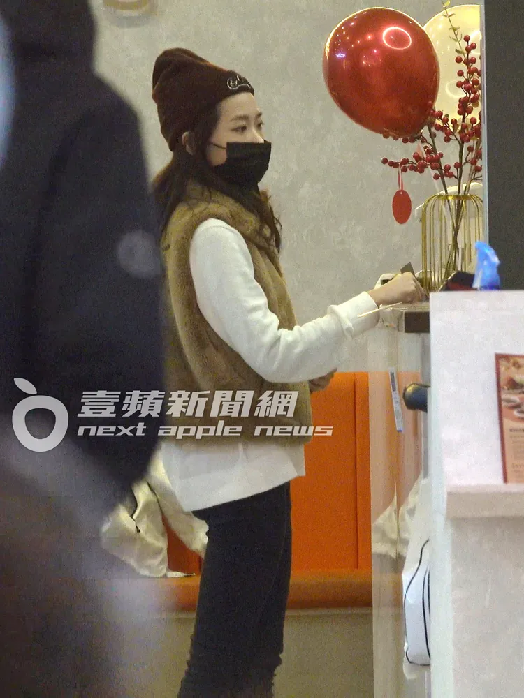 紫渝點餐後拿出信用卡結帳。特勤中心攝