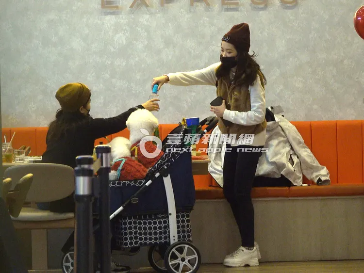 紫渝（右）拿寵物水瓶給助理。特勤中心攝