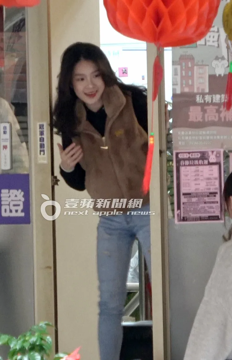 紫渝見到粉絲前來露出微笑。特勤中心攝