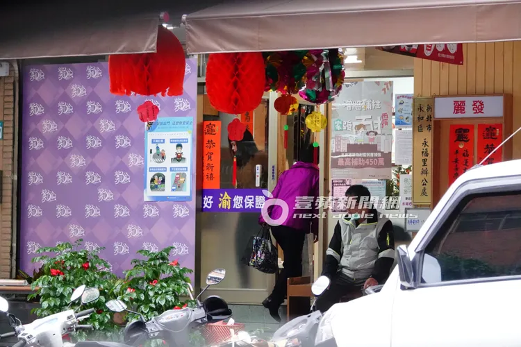 一名長輩送餐進入服務處。特勤中心攝