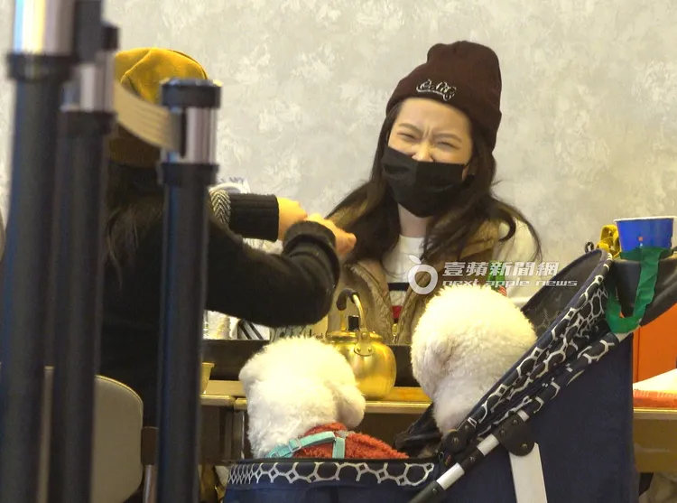 紫渝與助理吃飯聊天有說有笑。特勤中心攝