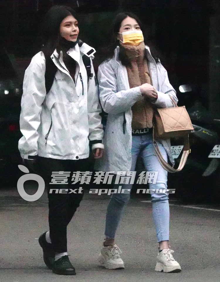 陳紫渝與助理離開服務處。特勤中心攝