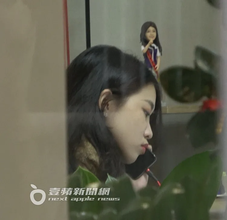 紫渝講電話的側臉飄出仙氣，後方還有可愛的Q版公仔。特勤中心攝