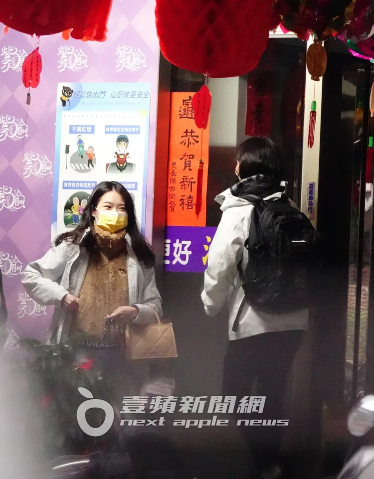 陳紫渝與助理關燈關門離開服務處。特勤中心攝