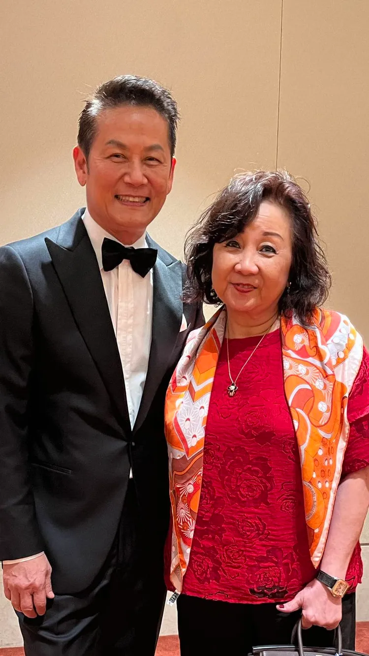 林俊傑媽(右)也來追星和徐乃麟合影。翻攝自徐乃麟臉書