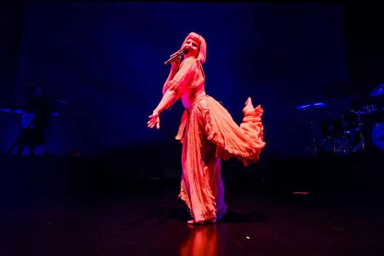 歐若拉全程光著腳演出，相當率性與活潑。Live Nation Taiwan提供