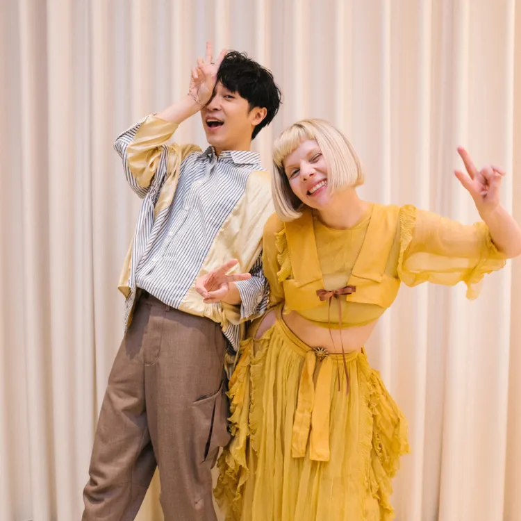 歐若拉（右）開唱前向吳青峰學了不少中文。環球音樂提供