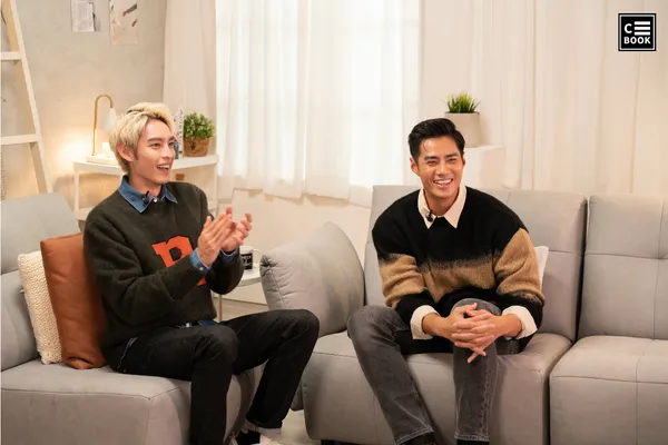 陳偉殷（右）與曹佑寧逗趣對談 。CBOOK提供
