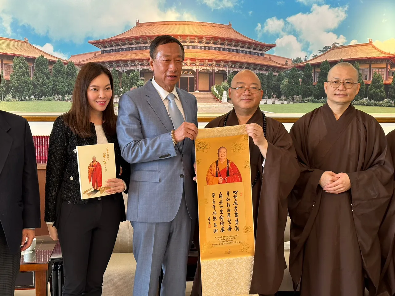 郭台銘提早回台,今一大早寄到佛光山弔唁星雲大師。郭台銘辦公室提供