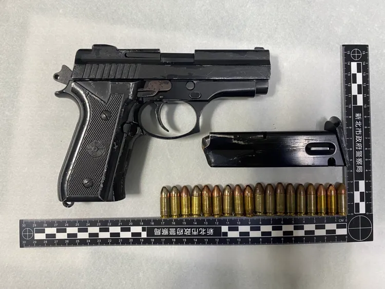 警方查獲改造手槍及子彈。樹林警分局提供