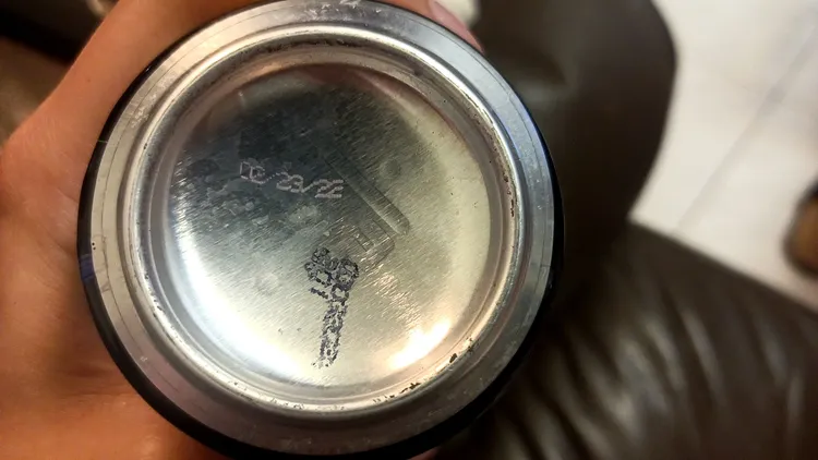 美國飛行家德式科隆啤酒原包裝標示為：如罐底標示(月/日/西元年)，而罐底標示為02/23/22。圖者提供 