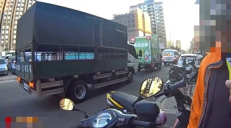 貨車司機喝藥酒提振精神，此舉屬違規酒駕上路被抓。警方提供