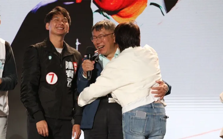 陳宥丞(左)選後到黃珊珊競總致意。資料照