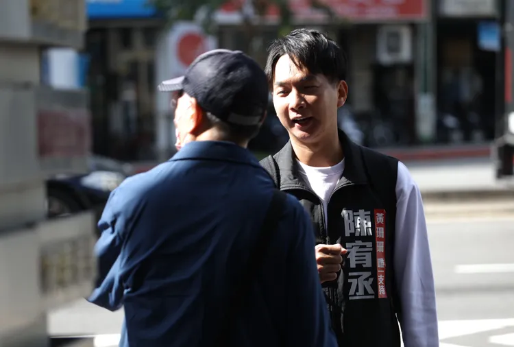 陳宥丞至湖光市場謝票。資料照片