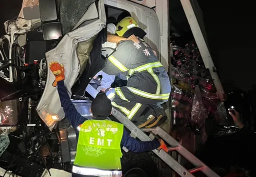 國道1號雲林段4車追撞釀4傷 聯結車駕駛受困!孕婦腹痛送醫