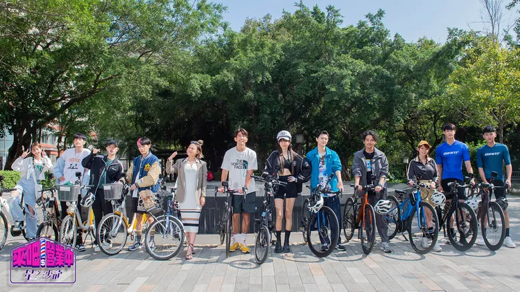 《來吧！營業中2》全員相見歡，珮含(左起)、羅奕傑、孟維、蔡朕、謝依霖、修杰楷、謝金燕、王子(邱勝翊)、楊銘威、林莎、黃柏峰、鍾岳軒。TVBS提供