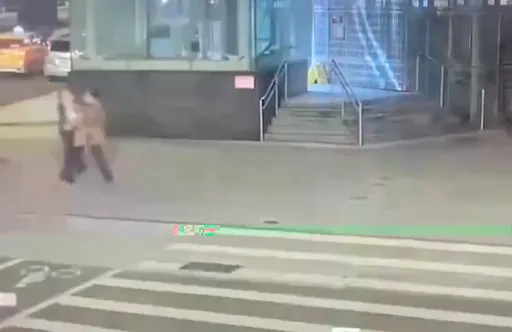 不滿去路被擋!怒捶計程車引擎蓋 通緝犯與運將爆全武行