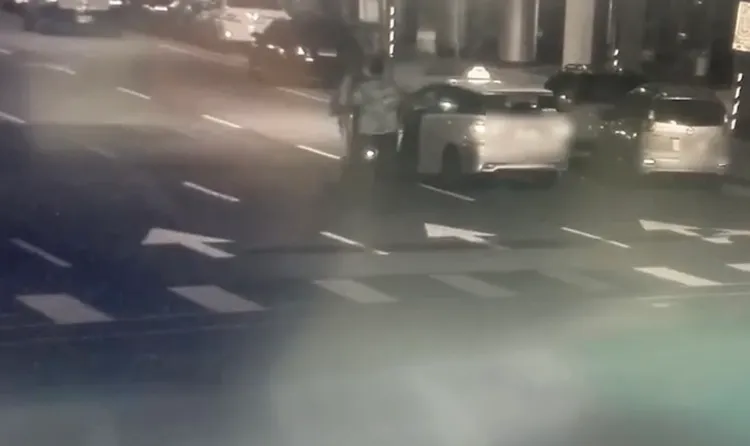 朱男懷疑計程車擋住去路，怒捶計程車引擎蓋出氣。翻攝畫面