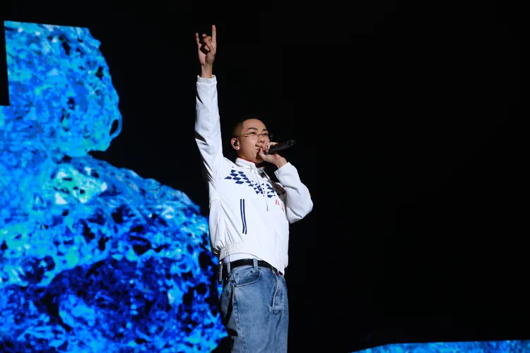 Loco在舞台上火力全開，甚至嗨唱到脫掉上衣，Wonder 提供