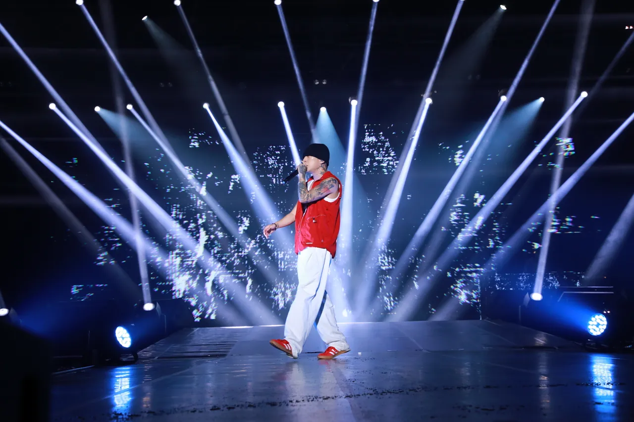 Woo参加AOMG演唱会,打头阵登场high唱。Wonder 提供