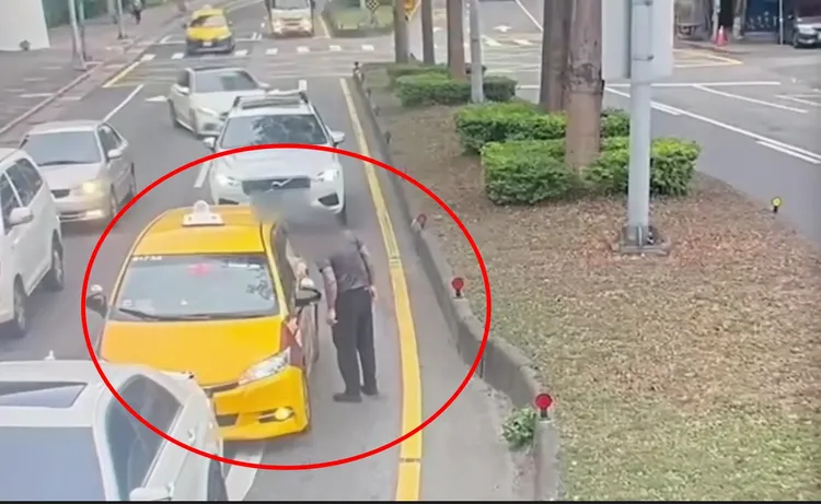 廖男下車找計程車司機理論。翻攝畫面
