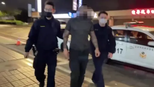 不爽小黃運將硬切變換車道　賓士男做3件事得吃這3罪