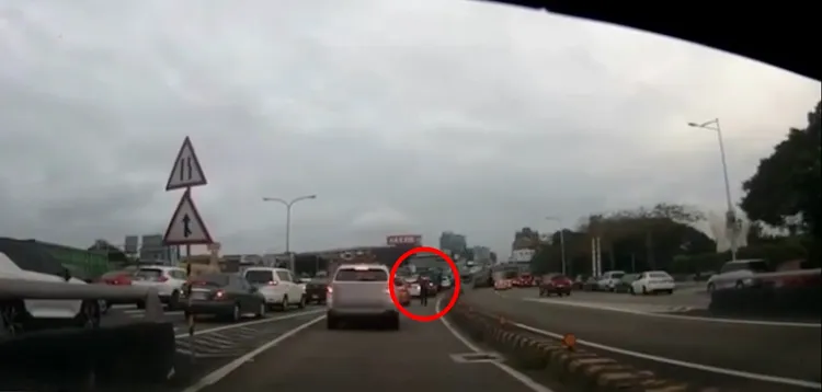 廖男持鐵棍敲打計程車車窗。翻攝畫面