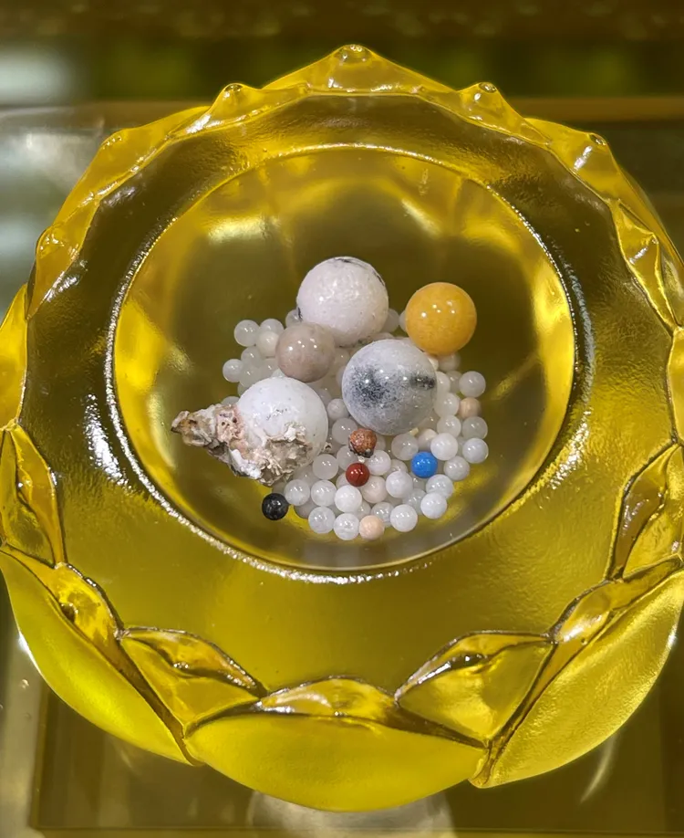 星雲大師舍利子色澤多為法乳般淨白，其他還有紅、黃、藍、黑等琉璃光色的圓形結晶堅。佛光山提供
