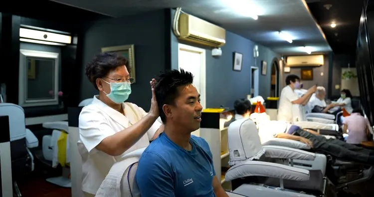 柯有倫在老派理容院裡面洗頭。三立提供