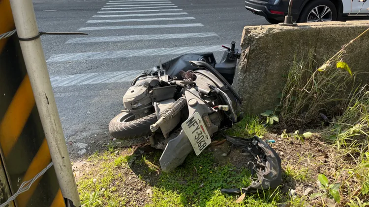 機車撞得支離破碎。翻攝畫面