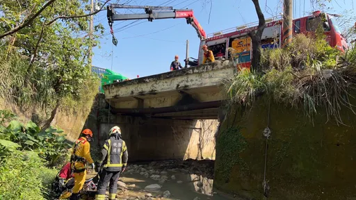 桃園男騎士擦撞聯結車噴飛　OMG！摔落3米深大圳影片曝光