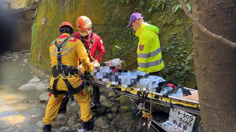救護人員將黃男送醫。翻攝畫面