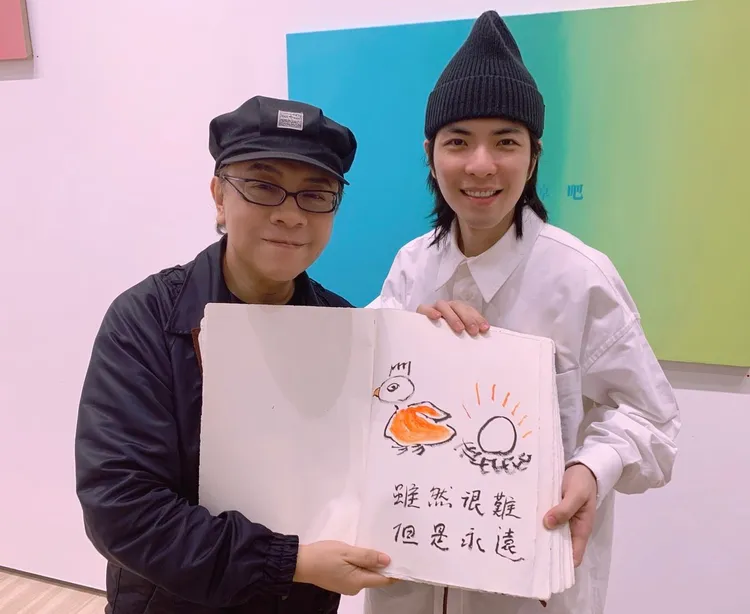 蕭敬騰(右)收藏手稿。海灘娛樂提供