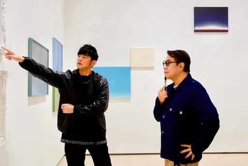 蔡康永畫作全賣光！林志玲搶輸蕭敬騰　抱緊「非賣品」想偷走它