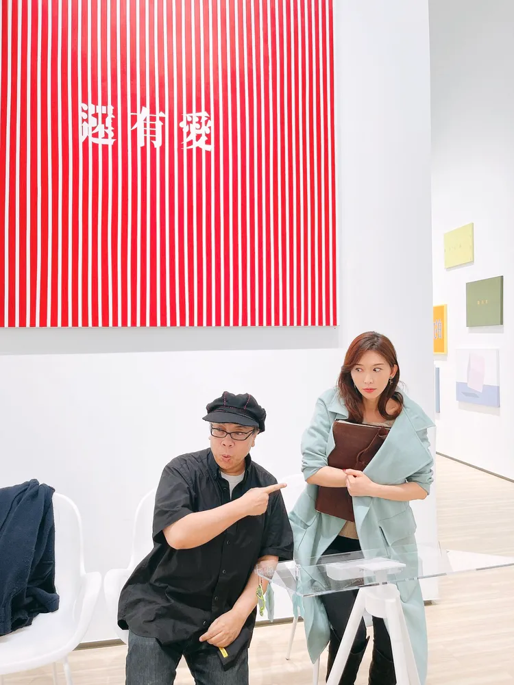 林志玲(右)逗趣喊要搶手稿。海灘娛樂提供