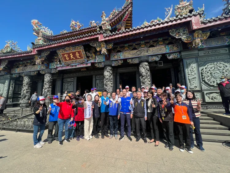 南投立委候選人林明溱，下午與國民黨主席朱立倫前往名間宮廟參拜。林明溱競總提供