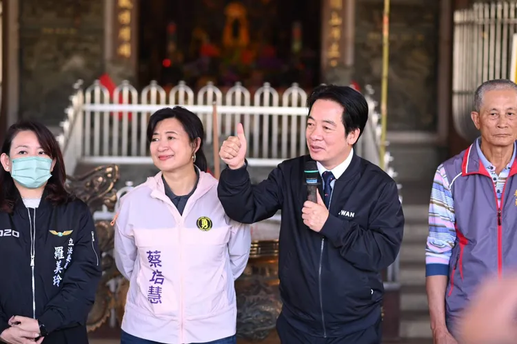 民進黨南投立委補選候選人蔡培慧，下午也與主席賴清德前往宮廟參拜，針對對手父子宣布退選，競總也立即做出回應。蔡培慧競總提供