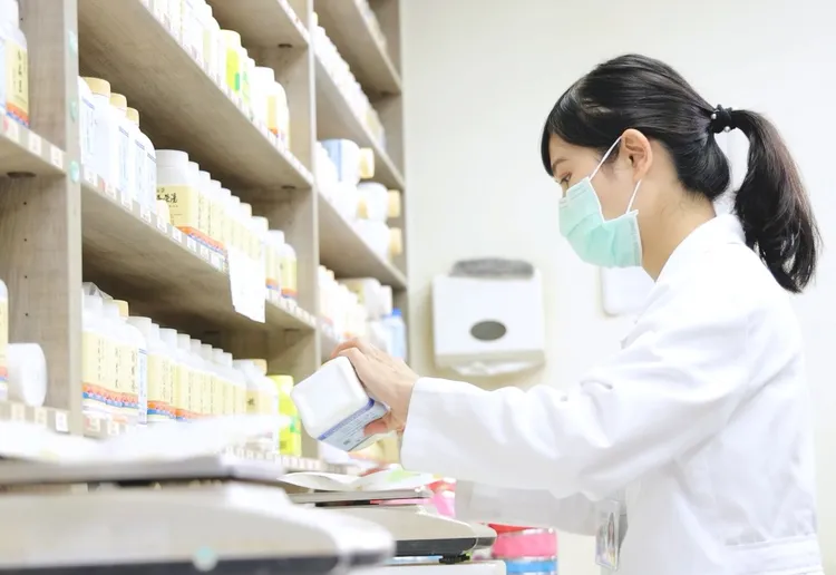 馬光診所藥師配藥。翻攝畫面