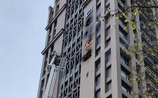 桃園大樓外牆招牌冒煙起火　警消搭雲梯車登高灌救
