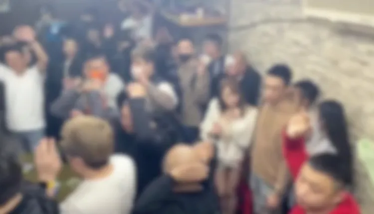 警方上門發現現場多達數十人。翻攝畫面