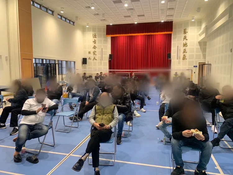 警方將數十人帶回。翻攝畫面