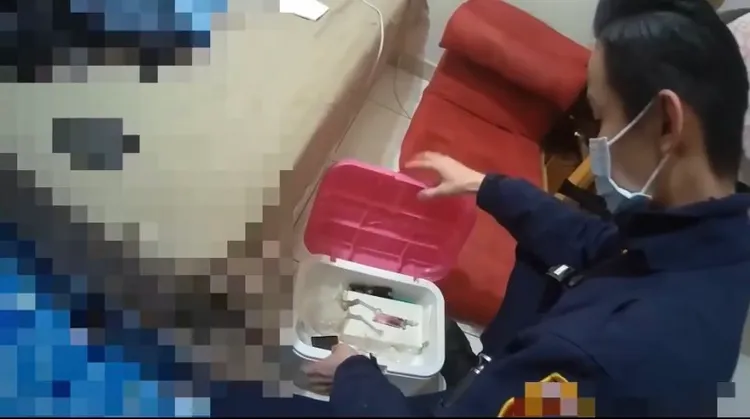 警方前往趙男位於三重友人住處逮人並查扣毒品。蘆洲警分局提供