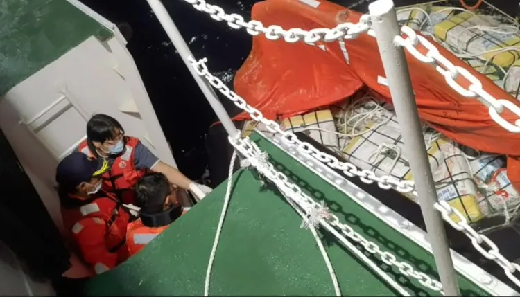 檢警調人員在救生筏內查獲800公斤K他命毒品。翻徹畫面