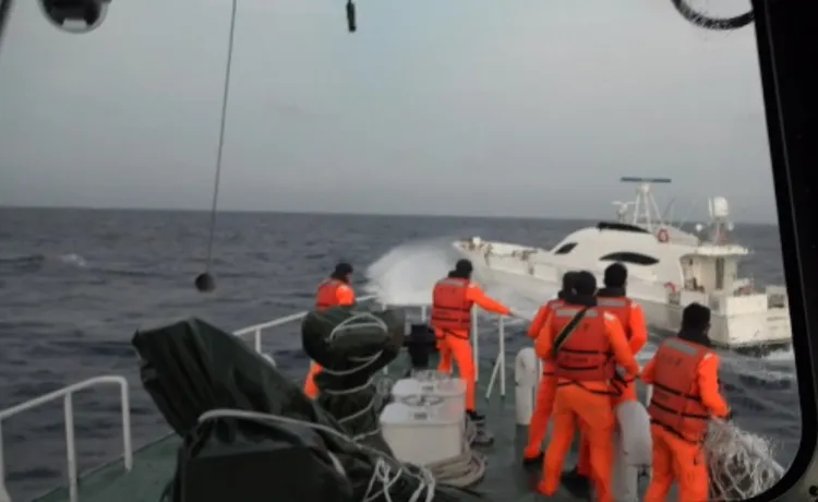 海巡緝私艇在高雄外海攔截載有毒品的遊艇。翻攝畫面