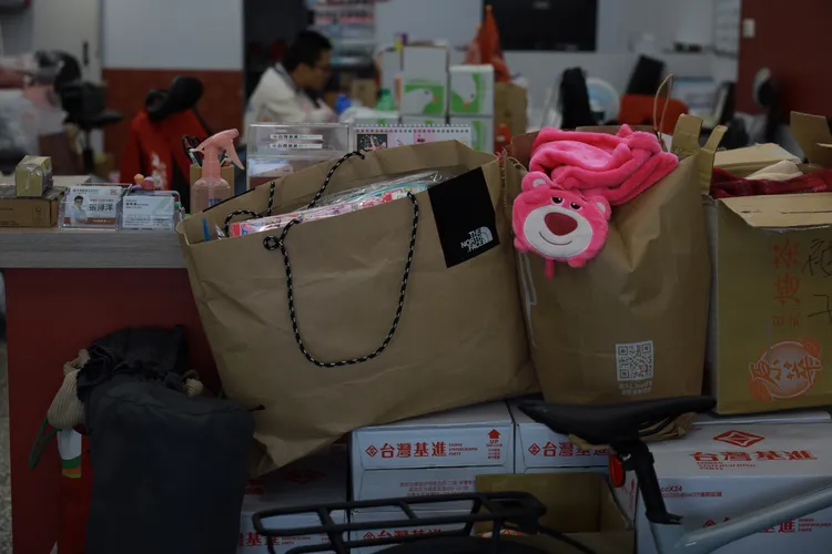大批救災物資湧進高雄台灣基進。基進提供