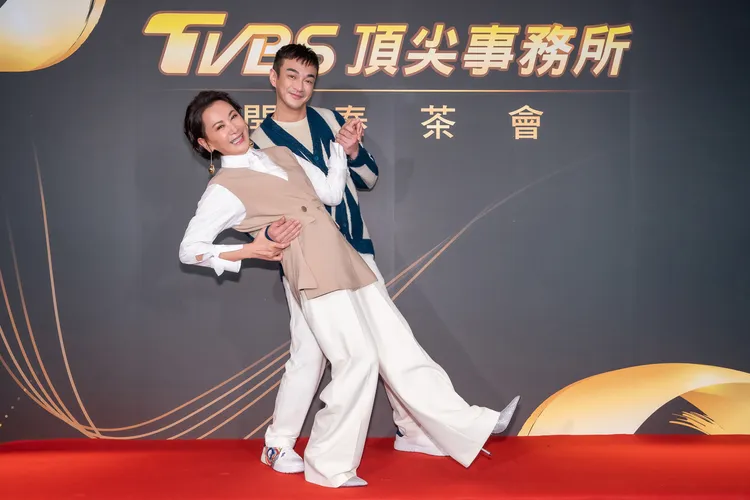 陳亞蘭（左）笑稱製作人戴天易為新郎倌。TVBS提供