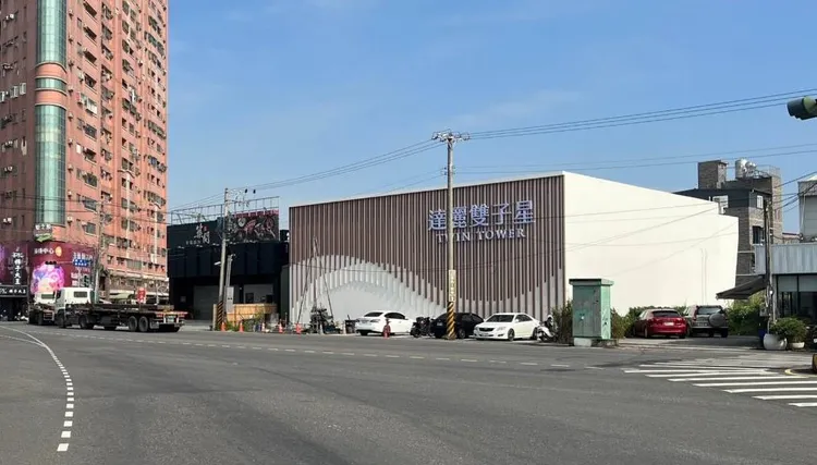 岡山區房價出現3字頭，甚至逼近4字頭，該房價可買到市區住宅。葉家銘攝