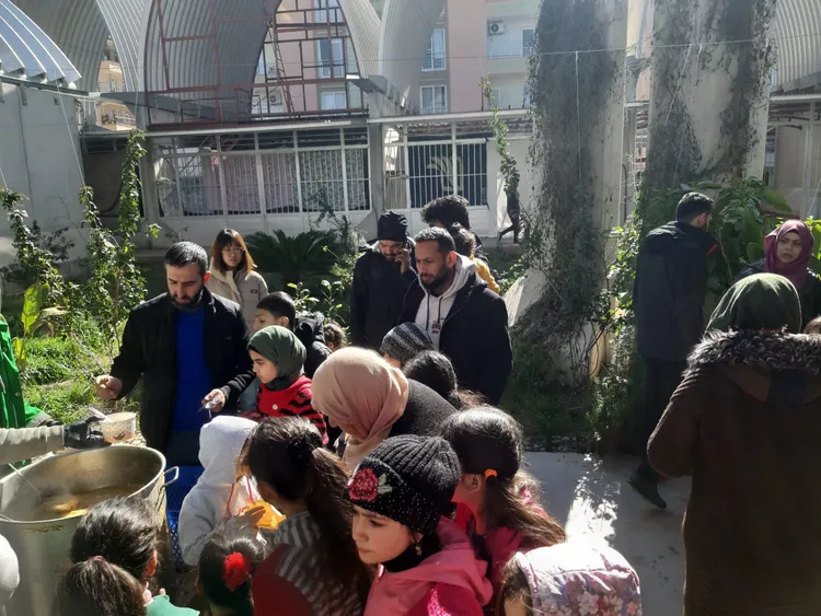 台灣中心的工作人員正在發放物資。翻攝臉書《台灣雷伊漢勒世界公民中心》粉絲團