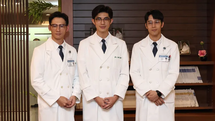 温昇豪（左起）、梁正群、胡宇威走在醫院都被誤會是真的醫生。莊宗達攝